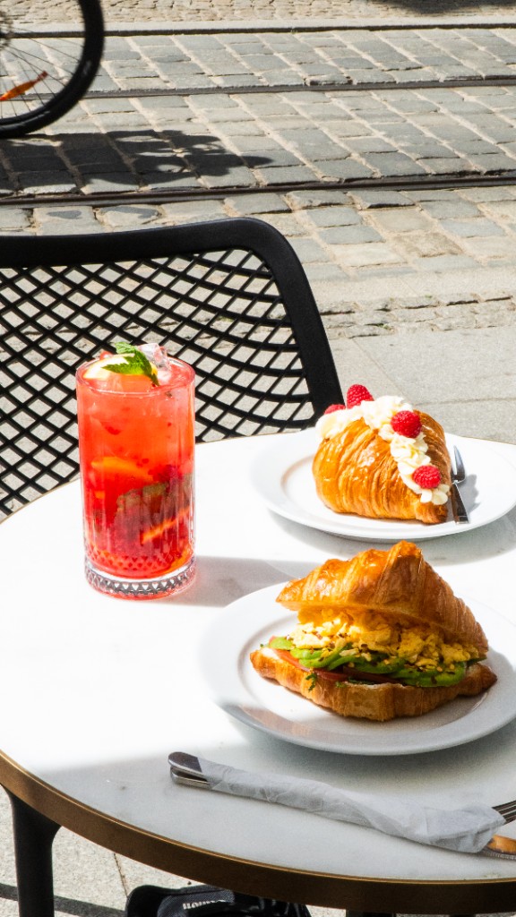 Croissant z jajkiem i awokado oraz lemoniada na werandzie
