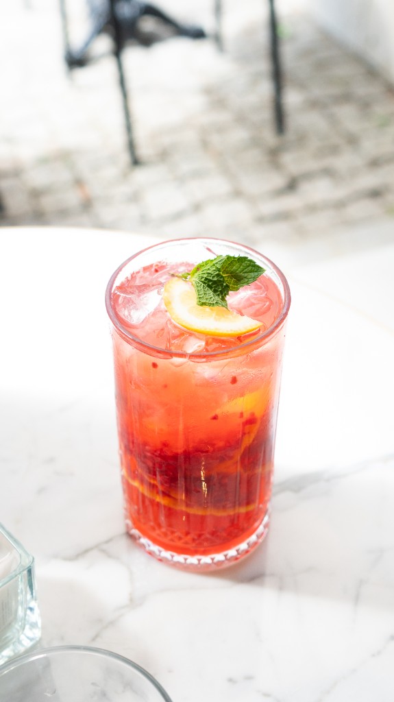 Lemoniada malinowa z miętą i cytryną