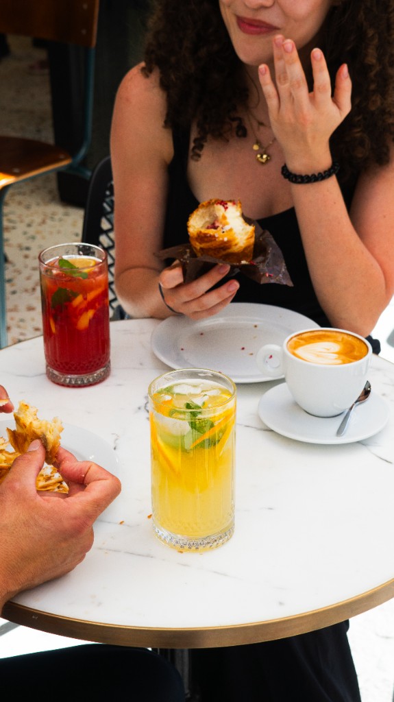 Goście przy stoliku z lemoniadą, kawą i wypiekami w POKO BAKERY